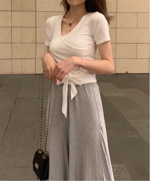 by muni:r(バイ ムニール)の「ラップディテールVネック半袖Tシャツ(Tシャツ/カットソー・レディース・ホワイト/ブラック・FREE)」の7枚目の写真