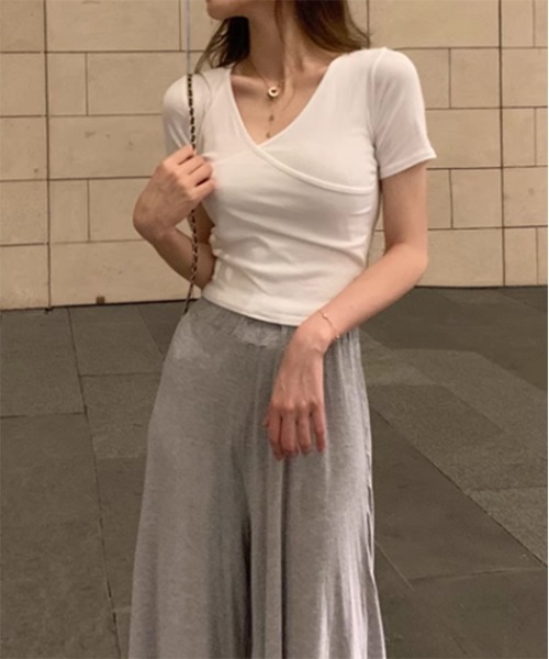 by muni:r(バイ ムニール)の「ラップディテールVネック半袖Tシャツ(Tシャツ/カットソー・レディース・ホワイト/ブラック・FREE)」の4枚目の写真