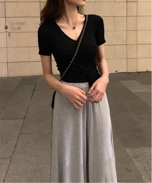 by muni:r(バイ ムニール)の「ラップディテールVネック半袖Tシャツ(Tシャツ/カットソー・レディース・ホワイト/ブラック・FREE)」の8枚目の写真