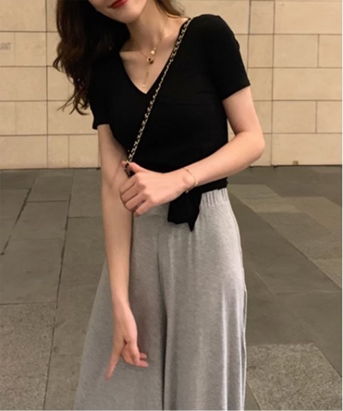 by muni:r(バイ ムニール)の「ラップディテールVネック半袖Tシャツ(Tシャツ/カットソー・レディース・ホワイト/ブラック・FREE)」の9枚目の写真