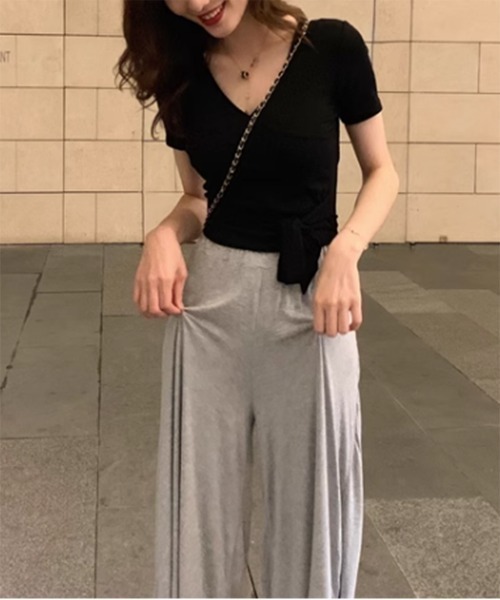 by muni:r(バイ ムニール)の「ラップディテールVネック半袖Tシャツ(Tシャツ/カットソー・レディース・ホワイト/ブラック・FREE)」の10枚目の写真