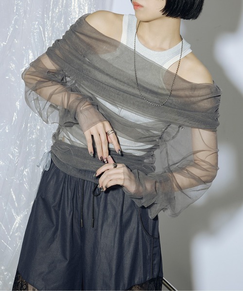 Ezick（エジック）の「Lady mood チュールオフショルトップス（シャツ/ブラウス・レディース・グレー/スモークピンク/ブラック・FREE）」の3枚目の写真