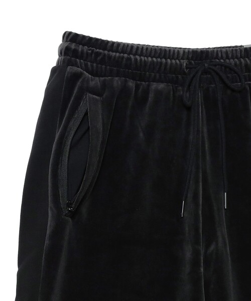 PUMA（プーマ）の「PUMA / T7 オーバーサイズ ベロア トラックパンツ（その他パンツ・メンズ・ブラック・MEDIUM/LARGE/X-LARGE）」の3枚目の写真