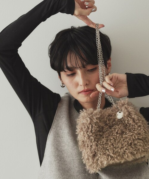 OPAQUE.CLIP（オペークドットクリップ）の「◆【2WAY】ラム風フェイクファーミニショルダーバッグ（ショルダーバッグ・レディース・ブラウン系/チャコールグレー/オフホワイト・00）」の3枚目の写真