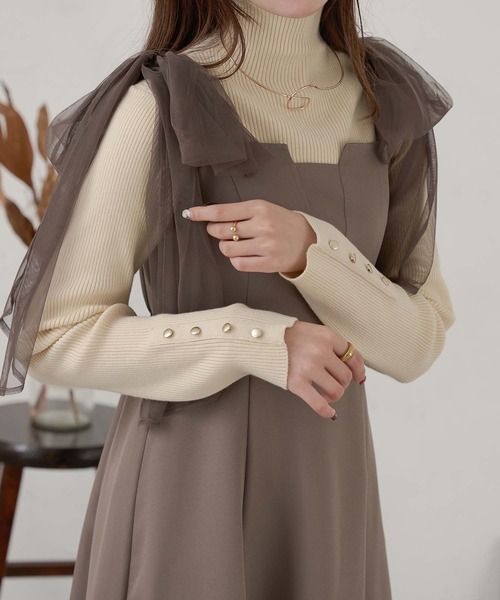 Ambre Neige(アンブルネージュ)の「ゴールドボタンハイネックリブニット/WEB/EC限定商品(ニット/セーター・レディース・グレー系その他/アイボリー/ホワイト系その他・FREE)」の2枚目の写真