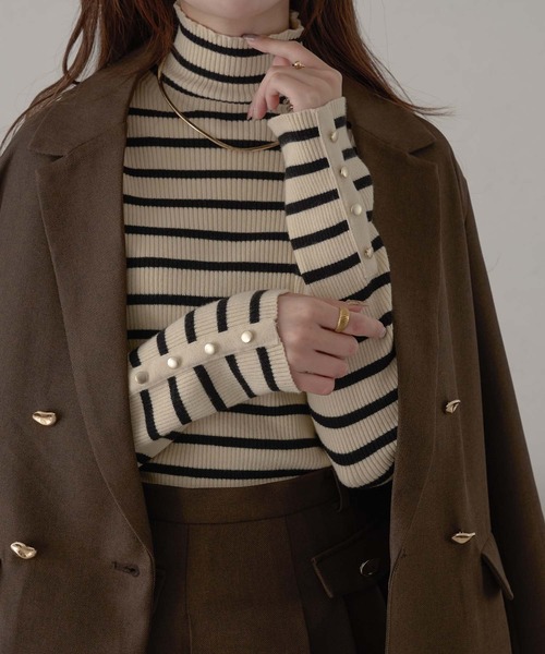 Ambre Neige(アンブルネージュ)の「ゴールドボタンハイネックリブニット/WEB/EC限定商品(ニット/セーター・レディース・グレー系その他/アイボリー/ホワイト系その他・FREE)」の5枚目の写真