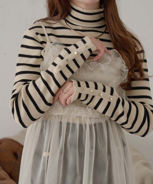 Ambre Neige(アンブルネージュ)の「ゴールドボタンハイネックリブニット/WEB/EC限定商品(ニット/セーター・レディース・グレー系その他/アイボリー/ホワイト系その他・FREE)」の7枚目の写真