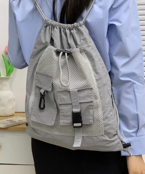 LAC-VERT（ラック・ヴェール）の「異素材ポケットナップサック（バックパック/リュック・レディース・ブラック/グレー/アイボリー・FREE）」の3枚目の写真