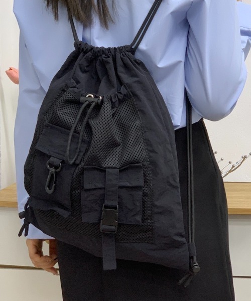 LAC-VERT（ラック・ヴェール）の「異素材ポケットナップサック（バックパック/リュック・レディース・ブラック/グレー/アイボリー・FREE）」の2枚目の写真