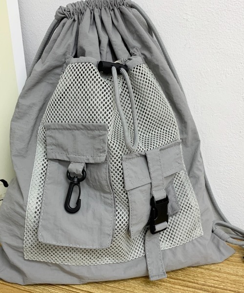 LAC-VERT（ラック・ヴェール）の「異素材ポケットナップサック（バックパック/リュック・レディース・ブラック/グレー/アイボリー・FREE）」の4枚目の写真