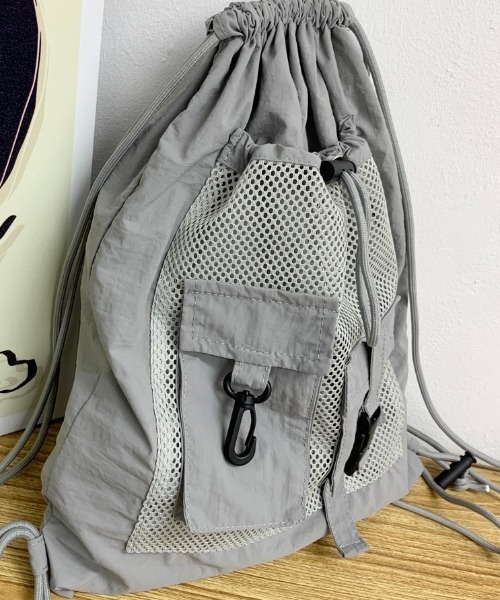 LAC-VERT（ラック・ヴェール）の「異素材ポケットナップサック（バックパック/リュック・レディース・ブラック/グレー/アイボリー・FREE）」の7枚目の写真