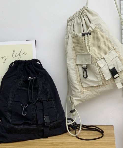 LAC-VERT（ラック・ヴェール）の「異素材ポケットナップサック（バックパック/リュック・レディース・ブラック/グレー/アイボリー・FREE）」の8枚目の写真