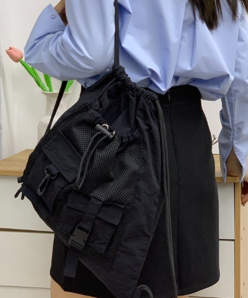 LAC-VERT（ラック・ヴェール）の「異素材ポケットナップサック（バックパック/リュック・レディース・ブラック/グレー/アイボリー・FREE）」の11枚目の写真