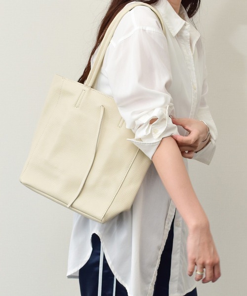 andrea cardone(アンドレアカルドネ)の「【ANDREA CARDONE】スムースレザーミディアムトートバッグ(Q56603)(トートバッグ・レディース・ライトグレー/ライトベージュ/ブラック・ALL)」の3枚目の写真