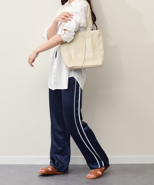 andrea cardone(アンドレアカルドネ)の「【ANDREA CARDONE】スムースレザーミディアムトートバッグ(Q56603)(トートバッグ・レディース・ライトグレー/ライトベージュ/ブラック・ALL)」の10枚目の写真