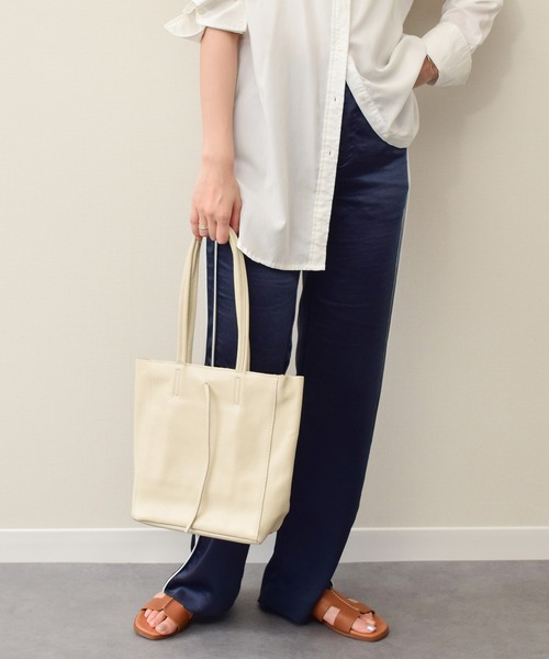 andrea cardone(アンドレアカルドネ)の「【ANDREA CARDONE】スムースレザーミディアムトートバッグ(Q56603)(トートバッグ・レディース・ライトグレー/ライトベージュ/ブラック・ALL)」の11枚目の写真