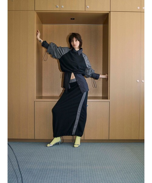 NOUNLESS(ナウンレス)の「【NOUNLESS/ナウンレス】SWEAT DOCKING LINE SKIRT(スカート・レディース・ブラック/グレー・2/1)」の4枚目の写真