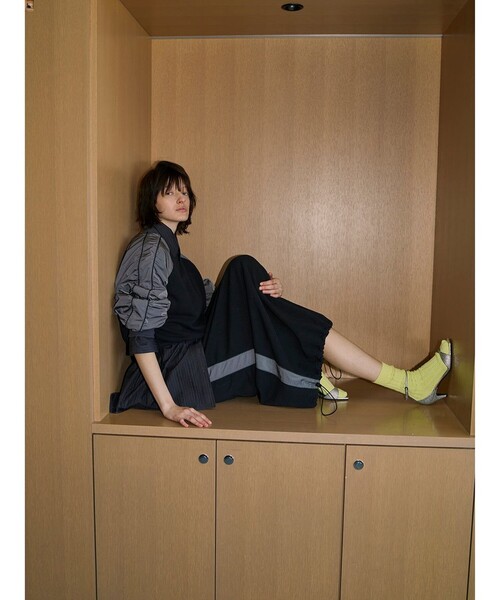NOUNLESS(ナウンレス)の「【NOUNLESS/ナウンレス】SWEAT DOCKING LINE SKIRT(スカート・レディース・ブラック/グレー・2/1)」の5枚目の写真