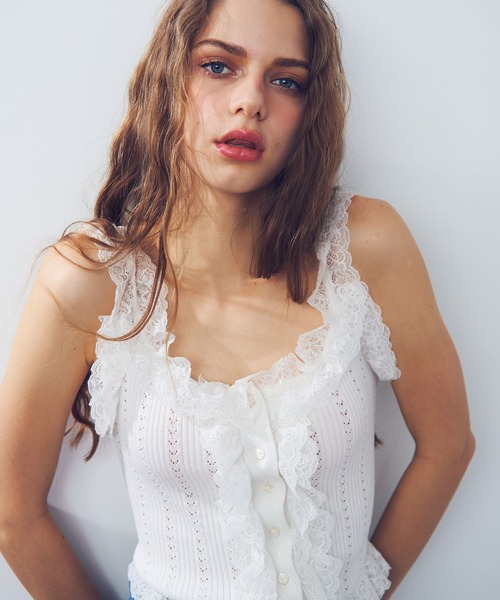 ME COUTURE（ミークチュール）の「アイレットレースノースリニット（ニット/セーター・レディース・ピンク/オフホワイト/ブラック・FREE）」の2枚目の写真