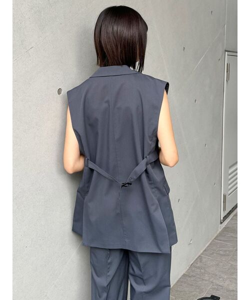 MURUA（ムルーア）の「【セットアップ対応】バックベルトテーラードジレ(ベスト)（ベスト・レディース・ブルー/ブラック/ダークグレー/ベージュ・FREE）」の22枚目の写真