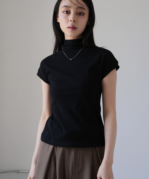 Ulysses(ユリシス)の「ハイネックTシャツ(Tシャツ/カットソー・レディース・ベージュ/ブラック・M/L)」の1枚目の写真