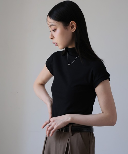 Ulysses(ユリシス)の「ハイネックTシャツ(Tシャツ/カットソー・レディース・ベージュ/ブラック・M/L)」の4枚目の写真