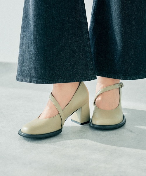 LEPSIM(レプシィム)の「ストラップヒールパンプス 322189(パンプス・レディース・ベージュ/ブラック・MEDIUM/LARGE)」の1枚目の写真