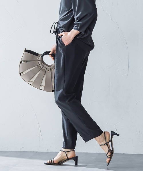 LAUTREAMONT(ロートレアモン)の「キレイ×リラックス アムンゼンテーパードパンツ≪洗濯機で洗える≫(スラックス・レディース・ベージュ/ブラック/チャコールグレー/ライトブルー・7号/9号/11号)」の16枚目の写真