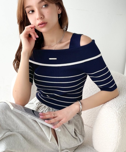mily bilet(ミウィビレット)の「【mily bilet】あざと肌見せに”きゅんっ”。プレート使いオフショルニット(半袖)(ニット/セーター・レディース・オフホワイト/ホワイト系その他/ネイビー系・X-LARGE/LARGE/MEDIUM/SMALL)」の9枚目の写真