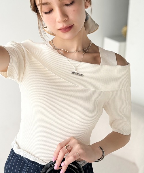 mily bilet(ミウィビレット)の「【mily bilet】あざと肌見せに”きゅんっ”。プレート使いオフショルニット(半袖)(ニット/セーター・レディース・オフホワイト/ホワイト系その他/ネイビー系・X-LARGE/LARGE/MEDIUM/SMALL)」の4枚目の写真
