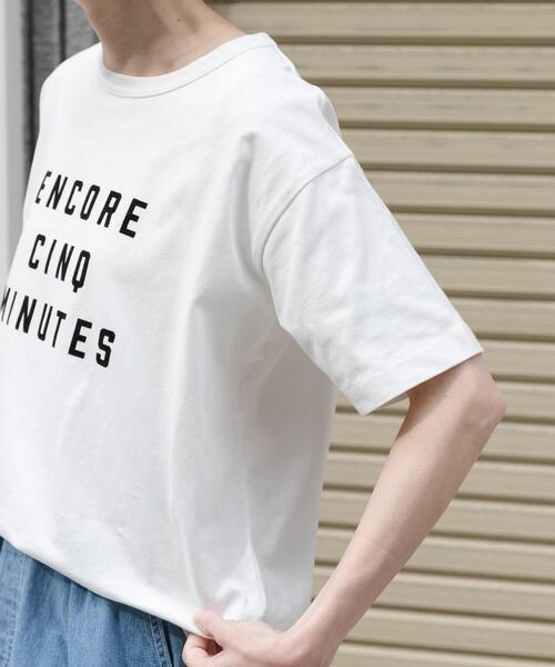 FORK&SPOON(フォークアンドスプーン)の「FORK&SPOON フロッキーロゴTシャツ(Tシャツ/カットソー・レディース・グレー系その他/アイボリー/スミクロ/オフホワイト・1)」の5枚目の写真