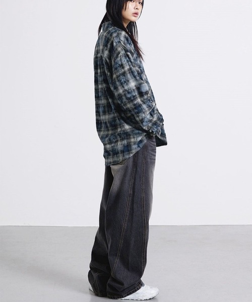 F.ILLUMINATE（フィルミネイト）の「【UNISEX】Filluminate／SIDE LINEデニム（デニムパンツ・メンズ・ブラック/ブルー・MEDIUM/SMALL）」の5枚目の写真