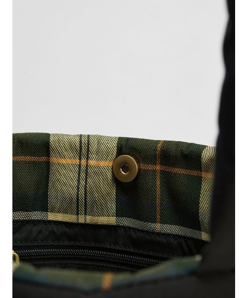 Barbour（バブアー）の「Mariahキルティングトートバッグ（トートバッグ・レディース・オリーブ/ブラック・ONE SIZE）」の16枚目の写真