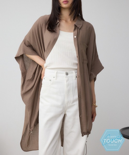 AZUL by moussy(アズールバイマウジー)の「C/T冷感 裾ドロストドルマンルーズシャツ(シャツ/ブラウス・レディース・ブラック/オフホワイト/ブラウン・SMALL/MEDIUM)」の1枚目の写真