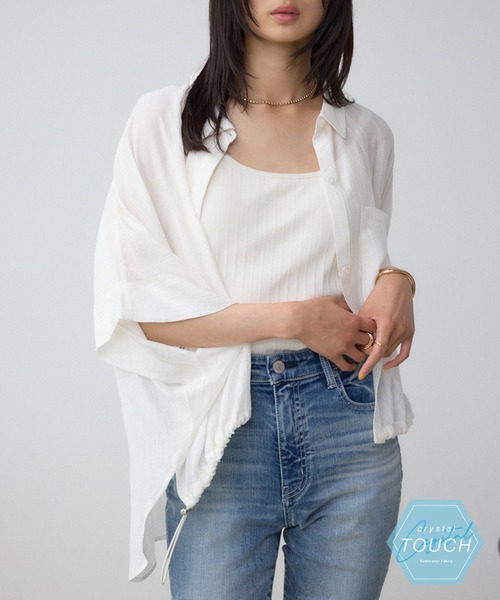 AZUL by moussy(アズールバイマウジー)の「C/T冷感 裾ドロストドルマンルーズシャツ(シャツ/ブラウス・レディース・ブラック/オフホワイト/ブラウン・SMALL/MEDIUM)」の2枚目の写真