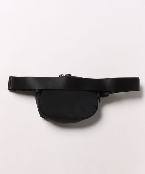 NIKE（ナイキ）の「《NIKEアパレル》オーラ ウエストパック（ボディバッグ/ウエストポーチ・メンズ・ゴールド系その他/ブラック×ブラック/レッド系その他・フリー）」の4枚目の写真