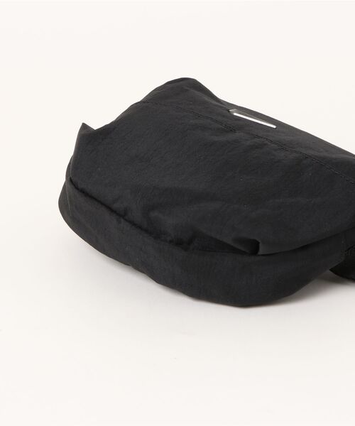 NIKE（ナイキ）の「《NIKEアパレル》オーラ ウエストパック（ボディバッグ/ウエストポーチ・メンズ・ゴールド系その他/ブラック×ブラック/レッド系その他・フリー）」の5枚目の写真