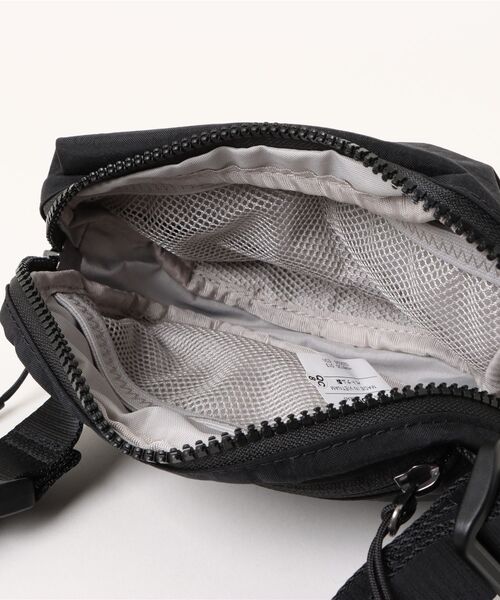 NIKE（ナイキ）の「《NIKEアパレル》オーラ ウエストパック（ボディバッグ/ウエストポーチ・メンズ・ゴールド系その他/ブラック×ブラック/レッド系その他・フリー）」の6枚目の写真