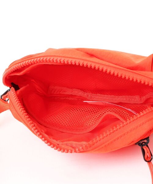 NIKE（ナイキ）の「《NIKEアパレル》オーラ ウエストパック（ボディバッグ/ウエストポーチ・メンズ・ゴールド系その他/ブラック×ブラック/レッド系その他・フリー）」の9枚目の写真