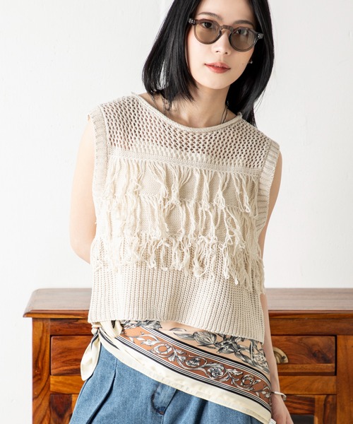 MILLION CARATS（ミリオンカラッツ）の「綿タッチ×フリンジで魅せる！涼感と品格を兼ね備えたビスチェ風サマーニット。動きのあるフリンジと透け編みデザインで、トレンド感も大人の抜け感も手に入る、上品カジュアルな主役トップス。（Tシャツ/カットソー・レディース・オフホワイト/ブラック・FREE）」の2枚目の写真