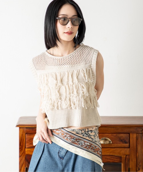 MILLION CARATS（ミリオンカラッツ）の「綿タッチ×フリンジで魅せる！涼感と品格を兼ね備えたビスチェ風サマーニット。動きのあるフリンジと透け編みデザインで、トレンド感も大人の抜け感も手に入る、上品カジュアルな主役トップス。（Tシャツ/カットソー・レディース・オフホワイト/ブラック・FREE）」の3枚目の写真