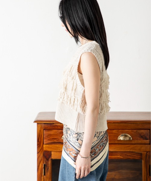 MILLION CARATS（ミリオンカラッツ）の「綿タッチ×フリンジで魅せる！涼感と品格を兼ね備えたビスチェ風サマーニット。動きのあるフリンジと透け編みデザインで、トレンド感も大人の抜け感も手に入る、上品カジュアルな主役トップス。（Tシャツ/カットソー・レディース・オフホワイト/ブラック・FREE）」の4枚目の写真