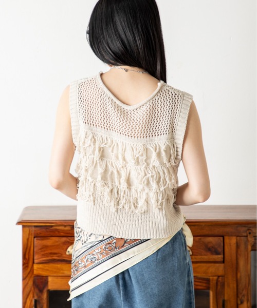 MILLION CARATS（ミリオンカラッツ）の「綿タッチ×フリンジで魅せる！涼感と品格を兼ね備えたビスチェ風サマーニット。動きのあるフリンジと透け編みデザインで、トレンド感も大人の抜け感も手に入る、上品カジュアルな主役トップス。（Tシャツ/カットソー・レディース・オフホワイト/ブラック・FREE）」の5枚目の写真