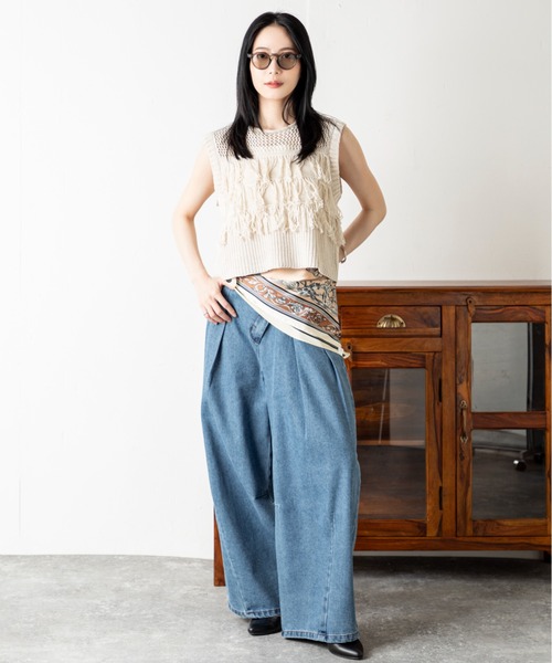 MILLION CARATS（ミリオンカラッツ）の「綿タッチ×フリンジで魅せる！涼感と品格を兼ね備えたビスチェ風サマーニット。動きのあるフリンジと透け編みデザインで、トレンド感も大人の抜け感も手に入る、上品カジュアルな主役トップス。（Tシャツ/カットソー・レディース・オフホワイト/ブラック・FREE）」の6枚目の写真