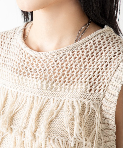 MILLION CARATS（ミリオンカラッツ）の「綿タッチ×フリンジで魅せる！涼感と品格を兼ね備えたビスチェ風サマーニット。動きのあるフリンジと透け編みデザインで、トレンド感も大人の抜け感も手に入る、上品カジュアルな主役トップス。（Tシャツ/カットソー・レディース・オフホワイト/ブラック・FREE）」の7枚目の写真