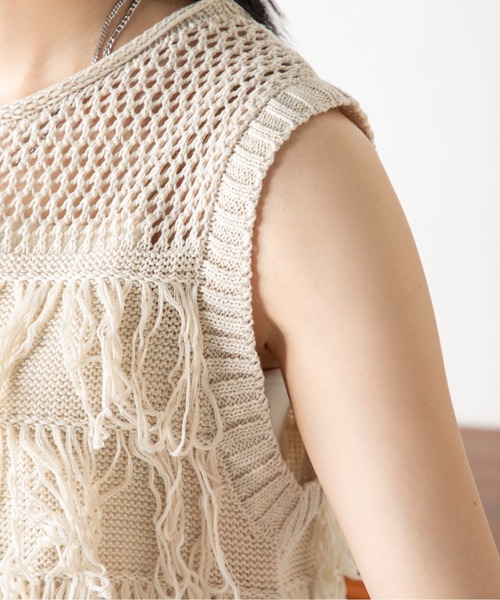 MILLION CARATS（ミリオンカラッツ）の「綿タッチ×フリンジで魅せる！涼感と品格を兼ね備えたビスチェ風サマーニット。動きのあるフリンジと透け編みデザインで、トレンド感も大人の抜け感も手に入る、上品カジュアルな主役トップス。（Tシャツ/カットソー・レディース・オフホワイト/ブラック・FREE）」の8枚目の写真