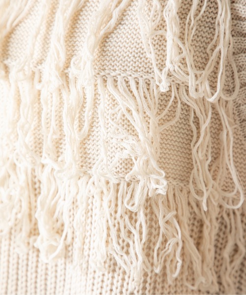 MILLION CARATS（ミリオンカラッツ）の「綿タッチ×フリンジで魅せる！涼感と品格を兼ね備えたビスチェ風サマーニット。動きのあるフリンジと透け編みデザインで、トレンド感も大人の抜け感も手に入る、上品カジュアルな主役トップス。（Tシャツ/カットソー・レディース・オフホワイト/ブラック・FREE）」の9枚目の写真