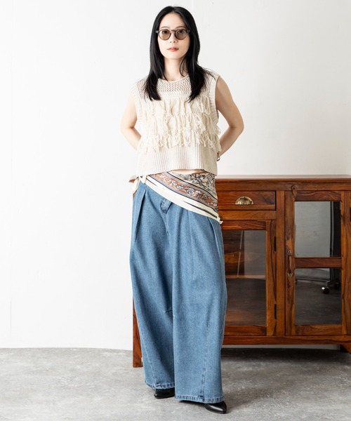 MILLION CARATS（ミリオンカラッツ）の「綿タッチ×フリンジで魅せる！涼感と品格を兼ね備えたビスチェ風サマーニット。動きのあるフリンジと透け編みデザインで、トレンド感も大人の抜け感も手に入る、上品カジュアルな主役トップス。（Tシャツ/カットソー・レディース・オフホワイト/ブラック・FREE）」の12枚目の写真