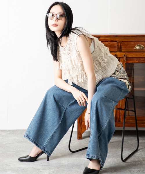 MILLION CARATS（ミリオンカラッツ）の「綿タッチ×フリンジで魅せる！涼感と品格を兼ね備えたビスチェ風サマーニット。動きのあるフリンジと透け編みデザインで、トレンド感も大人の抜け感も手に入る、上品カジュアルな主役トップス。（Tシャツ/カットソー・レディース・オフホワイト/ブラック・FREE）」の13枚目の写真