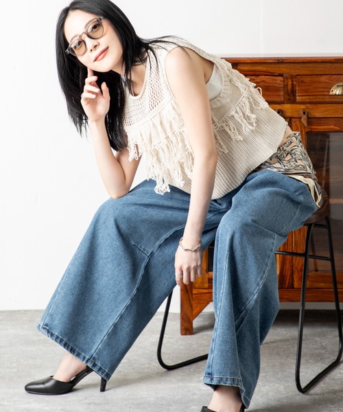 MILLION CARATS（ミリオンカラッツ）の「綿タッチ×フリンジで魅せる！涼感と品格を兼ね備えたビスチェ風サマーニット。動きのあるフリンジと透け編みデザインで、トレンド感も大人の抜け感も手に入る、上品カジュアルな主役トップス。（Tシャツ/カットソー・レディース・オフホワイト/ブラック・FREE）」の14枚目の写真